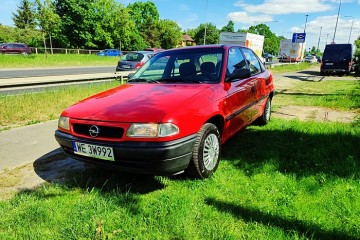 Opel Astra F 1,4 benzyna czerwony sedan